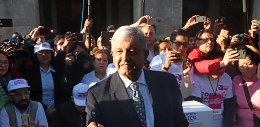 El presidente electo de México, Andrés Manuel López Obrador, emitió el pasado jueves 25 de octubre de 2018, su voto en la consulta por la que se decide si continúan o no las obras del Nuevo Aeropuerto Internacional de México (NAIM)
