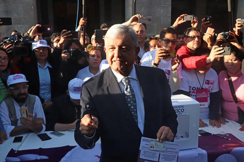 El presidente electo de M&eacute;xico, Andr&eacute;s Manuel L&oacute;pez Obrador, emiti&oacute; el pasado jueves 25 de octubre de 2018, su voto en la consulta por la que se decide si contin&uacute;an o no las obras del Nuevo Aeropuerto Internacional de M&eacute;xico (NAIM)