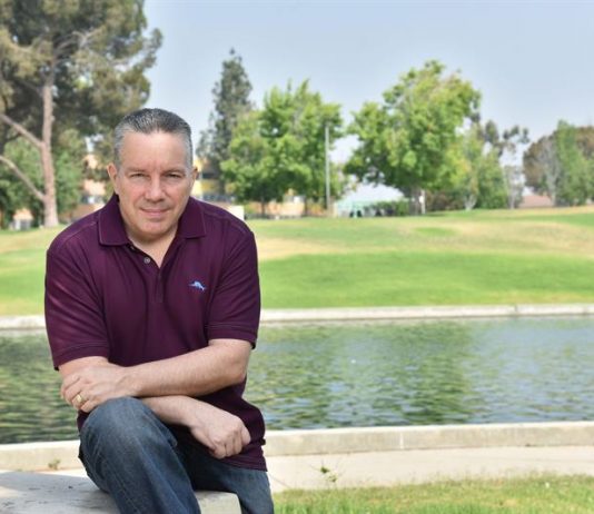 Latino quiere ser el alguacil que hable el idioma de migrantes en Los Ángeles Fotografía sin fecha cedida por la campaña electoral del candidato a Sheriff del condado Los Ángeles, Alex Villanueva, nacido en Puerto Rico y con 32 años de servicio en el Departamento del Alguacil de Los Ángeles (LASD).