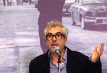 Alfonso Cuarón denuncia la "perversa relación" entre clase y raza en México Fotografía de archivo del 14 de marzo de 2017, del cineasta mexicano Alfonso Cuarón durante una conferencia de prensa, en Ciudad de México (México).