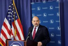 El director ejecutivo de la Asociación Nacional de Funcionarios Latinos Electos (NALEO), Arturo Vargas, habla durante la presentación de un informe sobre voto hispano