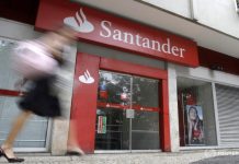 Tres bufetes de abogados planean demandas colectivas contra el banco Santander El Banco Santander indicó a la Comisión del Mercado de Valores (SEC) de EE.UU., que la incertidumbre en torno a las guerras comerciales, el brexit y las tensiones en la eurozona suponen un "riesgo". (Foto de twitter)