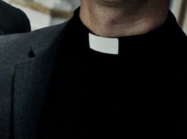 Dos sacerdotes fueron restituidos en sus funciones en Chile después de que las investigaciones que había en su contra por la presunta comisión de abusos sexuales resultaran "no verosímiles". (Foto de twitter)