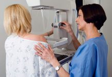 El 58 % de casos de cáncer de mama se diagnostican tardíamente Seis de cada 10 mujeres en Latinoamérica llegan al diagnóstico de cáncer de mama en etapas avanzadas de la enfermedad lo que evita el tratamiento oportuno e incide en la disminución de la esperanza de vida de las pacientes, dijo la oncóloga Claudia Arce.