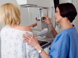 Seis de cada 10 mujeres en Latinoamérica llegan al diagnóstico de cáncer de mama en etapas avanzadas de la enfermedad lo que evita el tratamiento oportuno e incide en la disminución de la esperanza de vida de las pacientes, dijo la oncóloga Claudia Arce.