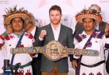 'El Canelo' Álvarez dice que no busca compararse con ningún campeón - El boxeador mexicano, Saúl 'Canelo' Álvarez, campeón de peso mediano del Consejo Mundial de Boxeo (CMB) (c) posa junto a los indígenas huicholes que realizaron el decorado del cinturón, durante una rueda de prensa hoy, lunes 15 de octubre de 2018, en Ciudad de México (México).