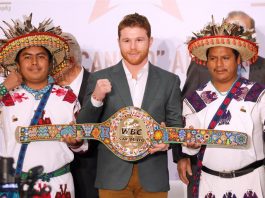 - El boxeador mexicano, Saúl 'Canelo' Álvarez, campeón de peso mediano del Consejo Mundial de Boxeo (CMB) (c) posa junto a los indígenas huicholes que realizaron el decorado del cinturón, durante una rueda de prensa hoy, lunes 15 de octubre de 2018, en Ciudad de México (México).