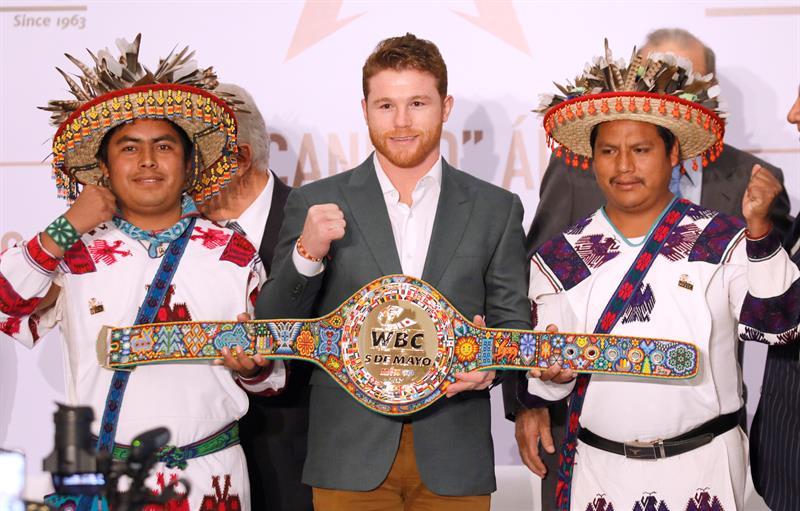 - El boxeador mexicano, Sa&uacute;l 'Canelo' &Aacute;lvarez, campe&oacute;n de peso mediano del Consejo Mundial de Boxeo (CMB) (c) posa junto a los ind&iacute;genas huicholes que realizaron el decorado del cintur&oacute;n, durante una rueda de prensa hoy, lunes 15 de octubre de 2018, en Ciudad de M&eacute;xico (M&eacute;xico).