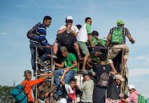 Integrantes de la caravana de migrantes centroamericanos se preparan para su salida desde Tepatepec hacia la localidad de Niltepec, en el estado de Oaxaca (México)