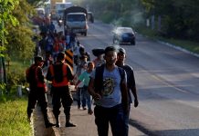 La segunda caravana de migrantes retoma en Guatemala su viaje a EE.UU. La segunda caravana de migrantes hondureños que atraviesa Guatemala retoma su recorrido hacia Guastatoya desde Zacapa (Guatemala) hoy, miércoles 24 de octubre de 2018, con Estados Unidos como destino final. Más de 7 mil migrantes hondureños ya caminan por territorio mexicano camino a la frontera del Norte.