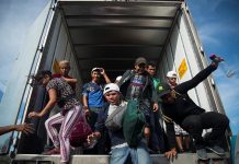 Milicianos civiles se aprestan a frenar en EEUU a las caravanas de migrantes Migrantes centroamericanos que se dirigen a Estados Unidos llegan al municipio de Juchitán, en el estado de Oaxaca (México)