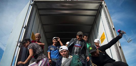 Migrantes centroamericanos que se dirigen a Estados Unidos llegan al municipio de Juchitán, en el estado de Oaxaca (México)