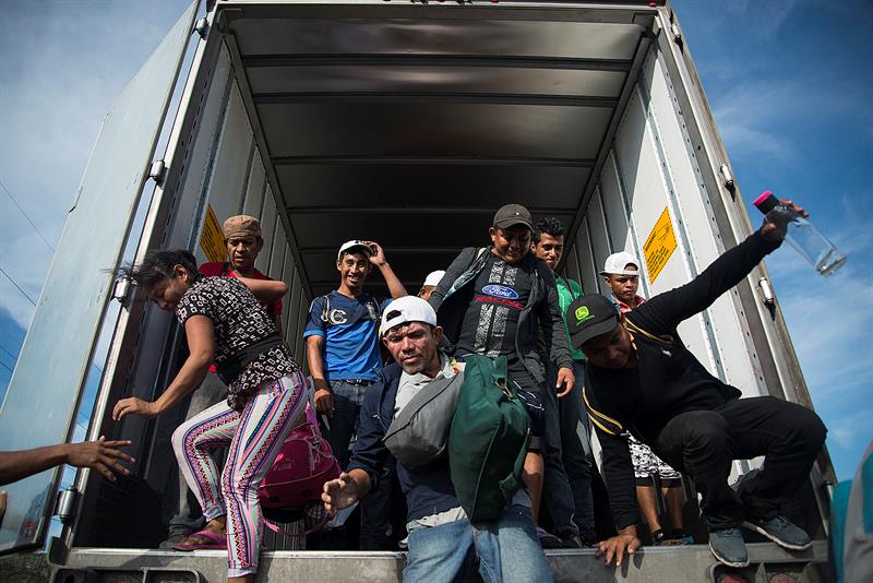 Migrantes centroamericanos que se dirigen a Estados Unidos llegan al municipio de Juchit&aacute;n, en el estado de Oaxaca (M&eacute;xico) 