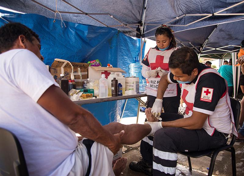 Integrantes de la caravana migrante reciben atenci&oacute;n medica durante su recorrido desde Tepatepec hacia la localidad de Niltepec, en el estado de Oaxaca (M&eacute;xico) 