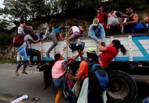 La caravana de migrantes hondureños sigue avanzando por Guatemala Migrantes hondureños que van en caravana hacia la frontera de México suben a camiones para ir a la Ciudad de Guatemala hoy, miércoles 17 de octubre de 2018, y aprovechan un cruce donde transita transporte pesado en el departamento de Zacapa (Guatemala).