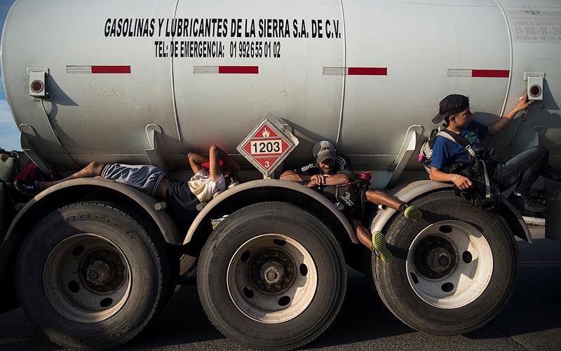 Integrantes de la caravana de migrantes centroamericanos se preparan para su salida desde Tepatepec hacia la localidad de Niltepec, en el estado de Oaxaca (M&eacute;xico)