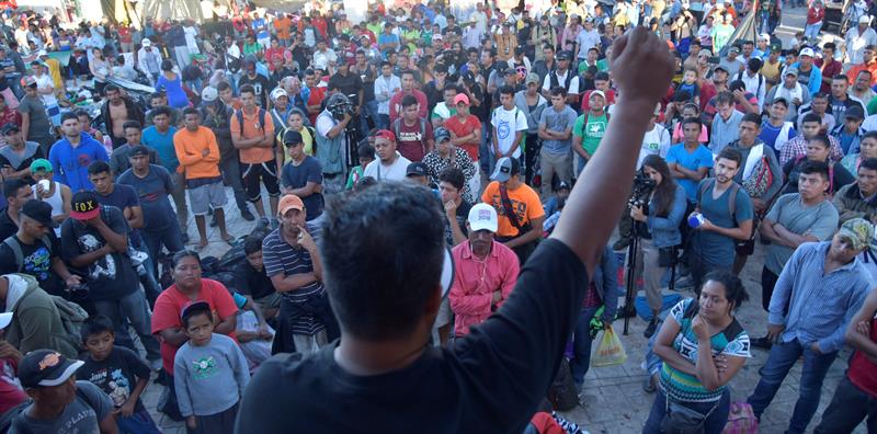 Migrantes hodureños se concentran durante un periodo de descanso en Huixtla, en el estado de Chiapas (México), en su travesía hacia Estados Unidos hoy, martes 23 de octubre de 2018.
