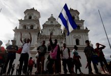 Caravana de hondureños retoma en Guatemala camino a EEUU vigilada por Policía Migrantes hondureños que viajan hacia Estados Unidos visitan la Basílica de Esquipulas (Guatemala) y oran para pedir protección antes de continuar su viaje hacia la frontera entre Guatemala y México, hoy martes 16 de octubre de 2018.