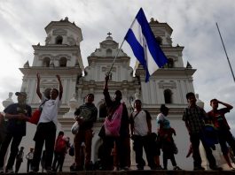 Caravana de hondureños retoma en Guatemala camino a EEUU vigilada por Policía Migrantes hondureños que viajan hacia Estados Unidos visitan la Basílica de Esquipulas (Guatemala) y oran para pedir protección antes de continuar su viaje hacia la frontera entre Guatemala y México, hoy martes 16 de octubre de 2018.