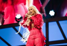 Presentan cargos contra Cardi B por presunta agresión a camareras La rapera Cardi B se presenta en el escenario durante un concierto en el Global Citizen Festival en Nueva York, Nueva York. El 29 de septiembre de 2018.