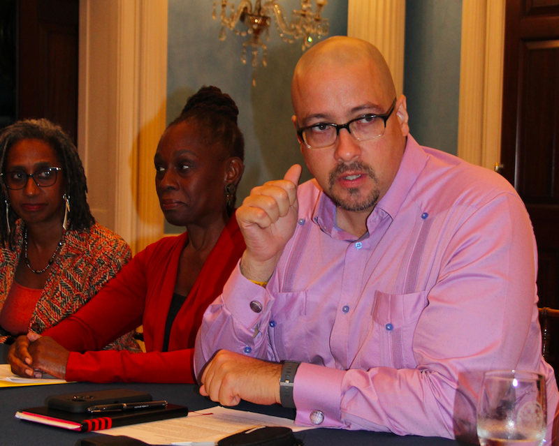 "Los conceptos erróneos frecuentemente impiden que los miembros de la comunidad accedan a los servicios de salud mental que necesitan", dijo el senador estatal Gustavo Rivera, quien dijo se debe eliminar el estigma, informar sobre servicios, conectar con ayuda disponible y entrenar a todos los neoyorquinos para dar ayuda a los enfermos.