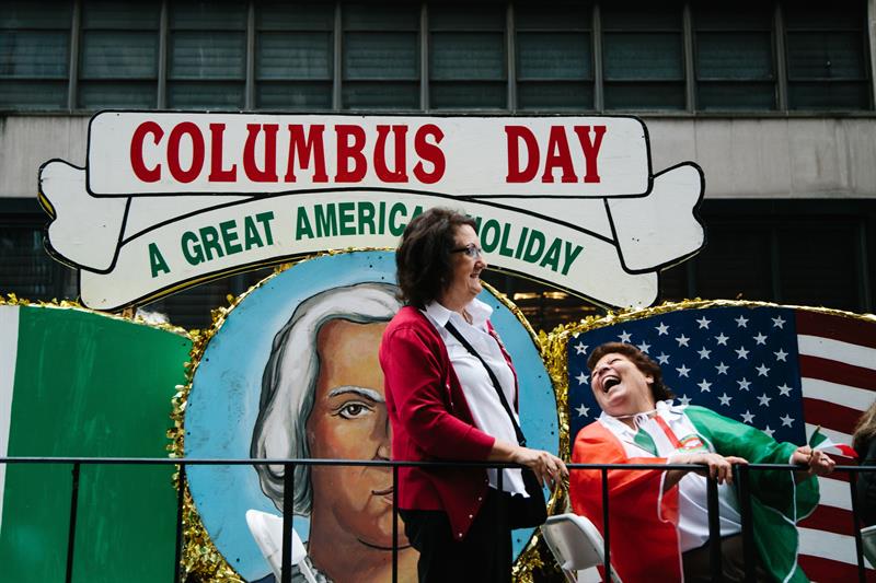 Dos mujeres sonr&iacute;en desde una carroza durante el desfile anual del D&iacute;a de Col&oacute;n el lunes 8 de octubre de 2018, en Nueva York 