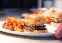 Un tercio de los estadounidenses consumen comida rápida Más de la tercera parte de los estadounidenses consumen comida rápida habitualmente, especialmente entre los más jóvenes y conforme aumenta el ingreso, de acuerdo con un reporte de los Centros de Control y Prevención de Enfermedades (CDC) divulgado hoy. Archivo