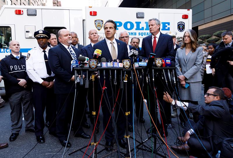 El jefe del departamento de Policía de Nueva York, James P. O'Neill (i), el gobernador de Nueva York, Andrew Cuomo (c), y el alcalde de Nueva York, Bill de Blasio (d), ofrecen declaraciones a la prensa en el exterior del edificio evacuado de Time Warner, sede de la CNN, en Nueva York hoy, 24 de octubre del 2018.