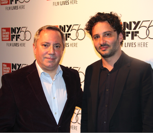 Argentina y Chile en el Festival de Cine de Nueva York El productor argentino Gastón Solnicki (Izq.), participante por segunda ocasión del NYFF con su nueva obra Introduzione all’Oscuro, acompañado del Hon. Eduardo Almiranteareana, Cónsul General Adjunto de Argentina en Nueva York, diplomático de carrera, durante la recepción ofrecida por la Sociedad Fílmica del Lincoln Center y Cinema Tropical.