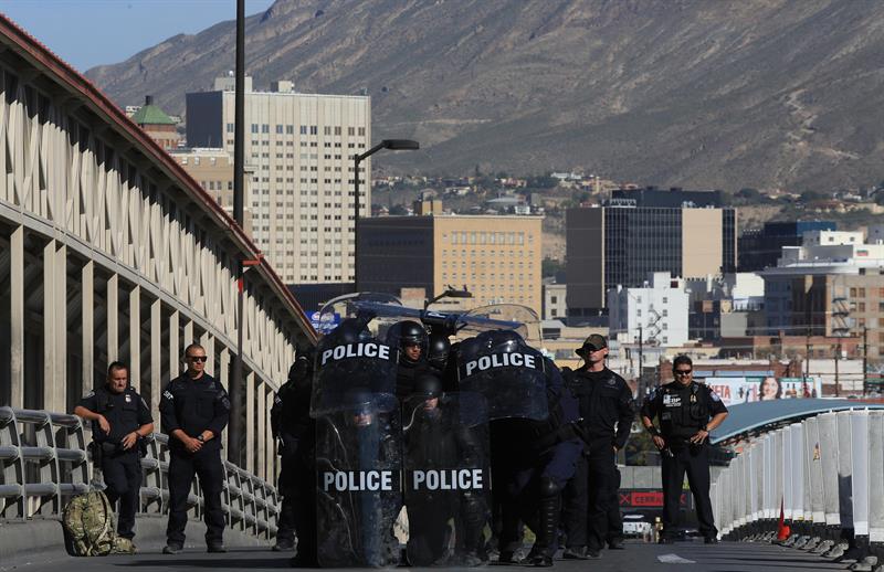 Miembros de la polic&iacute;a estadounidense de protecci&oacute;n fronteriza del Paso, en el estado de Texas (EE.UU.), patrullan cerca del puente internacional de Santa Fe, en Ciudad Ju&aacute;rez (M&eacute;xico), como medida de contenci&oacute;n para migrantes que intenten ingresar el pasado 29 de octubre de 2018. 