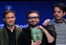 Gael García Bernal dice que el rodaje de "Museo" le dio "superpoderes" El actor Gael Garcia Bernal (i), el director Alonso Ruizpalacios (c) y el actor Leonardo Ortizgriz (d) participan hoy, lunes 15 de octubre de 2018, en una conferencia de prensa donde se presentó la película "Museo", en el Museo de Antropología en Ciudad de México (México).