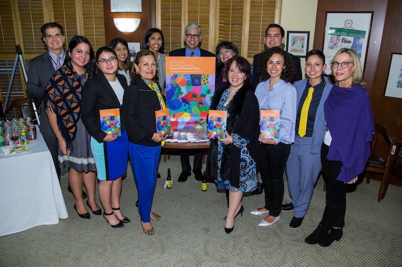 Los miembros del&nbsp;Concejo&nbsp;Directivo del &nbsp;Harvard&nbsp;Journal&nbsp;of&nbsp;Hispanic&nbsp;Policy&nbsp;durante su reuni&oacute;n en Massachusetts&nbsp;el viernes 19 de octubre,&nbsp;en la cual eligieron a Gail Smith Carrillo&nbsp;(primera de Der. a Izq.),&nbsp;como la nueva Directora de la prestigiosa publicaci&oacute;n.