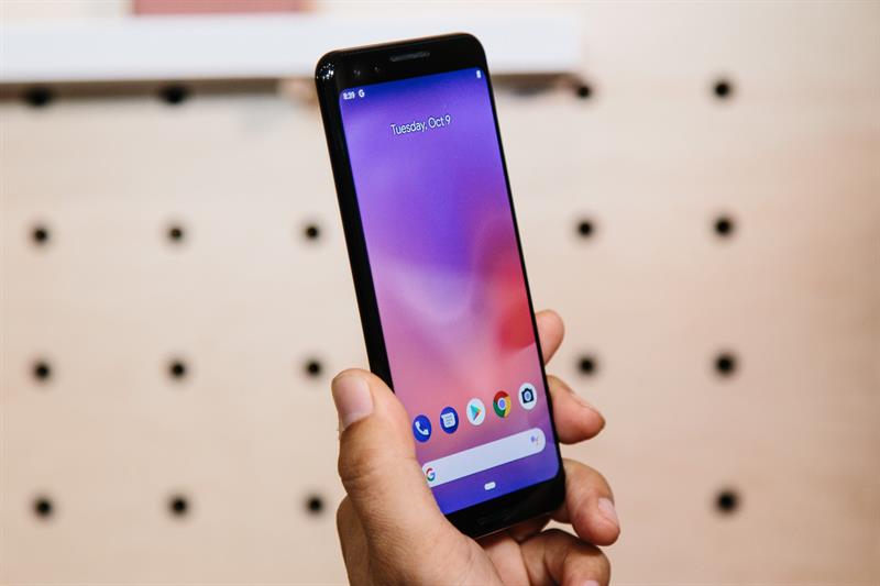 Vista del nuevo tel&eacute;fono m&oacute;viles de Google: Google Pixel 3 durante su presentaci&oacute;n oficial en Nueva York, Estados Unidos. Google celebr&oacute; hoy en Nueva York su ya tradicional d&iacute;a de lanzamiento de nuevos productos de "hardware", entre los que destacan el &uacute;ltimo modelo de la serie de tel&eacute;fonos inteligentes, el Pixel 3, y la tableta h&iacute;brida Slate.