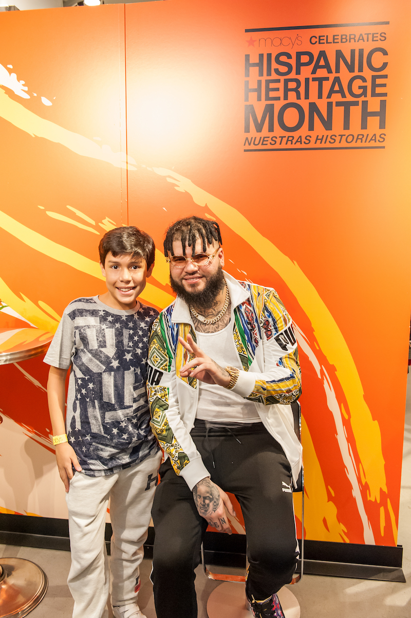Farruko se tomó fotos con sus fans.
