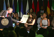 Por sus aportes a reforzar la presencia de los hispanos en Estados Unidos, el Alcalde de Nueva York, Bill de Blasio, entregó un reconocimiento a la periodista méxico-americana María Hinojosa y proclamó el 9 de octubre como su día en toda la ciudad.