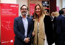 El presidente de la Agencia EFE, Fernando Garea (i), y la escritora española, María Dueñas (d), posan durante la inauguración de la exposición fotográfica "España en EEUU: un gran pasado, un presente brillante y un futuro prometedor" hoy, martes 16 de octubre de 2018, en las instalaciones de La Nacional Spanish Benevolent Society en Nueva York (EE.UU.). EFE/Eduardo Muñoz