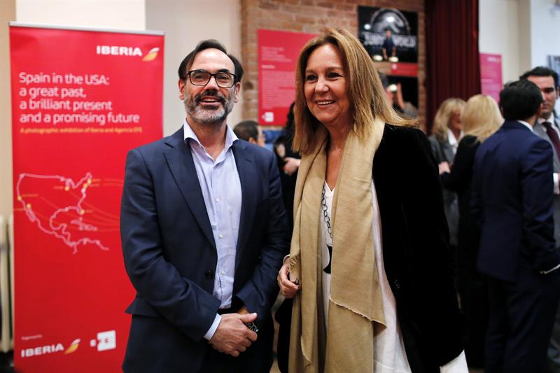 El presidente de la Agencia EFE, Fernando Garea (i), y la escritora espa&ntilde;ola, Mar&iacute;a Due&ntilde;as (d), posan durante la inauguraci&oacute;n de la exposici&oacute;n fotogr&aacute;fica "Espa&ntilde;a en EEUU: un gran pasado, un presente brillante y un futuro prometedor" hoy, martes 16 de octubre de 2018, en las instalaciones de La Nacional Spanish Benevolent Society en Nueva York (EE.UU.). EFE/Eduardo Mu&ntilde;oz