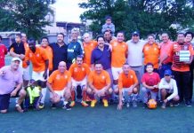 Integrantes del Jiquilisco/Corinto ganador del encuentro en Homenaje para Jose "Bigotes" Reyes. Acompañados por Abilio "Burro" Benitez, Erick "Piojo" Guzman, el galardonado "Bigotes" Reyes y Anibal Ochoa, vice-presidente de la Liga de Fútbol Guatemala, entre otros. (Foto: Buki Chapin)