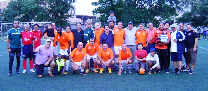 Integrantes del Jiquilisco/Corinto ganador del encuentro en Homenaje para Jose "Bigotes" Reyes. Acompa&ntilde;ados por Abilio "Burro" Benitez, Erick "Piojo" Guzman, el galardonado "Bigotes" Reyes y Anibal Ochoa, vice-presidente de la Liga de F&uacute;tbol Guatemala, entre otros.&nbsp;(Foto: Buki Chapin)