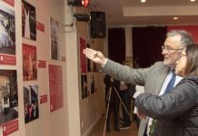Asistentes observan unas fotografías en la inauguración de la exposición fotográfica "España en EEUU: un gran pasado, un presente brillante y un futuro prometedor" hoy, martes 16 de octubre de 2018, en las instalaciones de La Nacional Spanish Benevolent Society en Nueva York