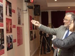 "La Nacional" hace gala de hospitalidad y acoge exposición en 150 aniversario Asistentes observan unas fotografías en la inauguración de la exposición fotográfica "España en EEUU: un gran pasado, un presente brillante y un futuro prometedor" hoy, martes 16 de octubre de 2018, en las instalaciones de La Nacional Spanish Benevolent Society en Nueva York
