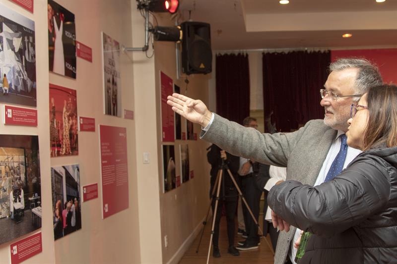 Asistentes observan unas fotografías en la inauguración de la exposición fotográfica "España en EEUU: un gran pasado, un presente brillante y un futuro prometedor" hoy, martes 16 de octubre de 2018, en las instalaciones de La Nacional Spanish Benevolent Society en Nueva York