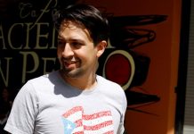 El dramaturgo de origen puertorriqueño Lin Manuel Miranda llega para participar en una rueda de prensa hoy, miércoles 24 de octubre de 2018, en la Hacienda San Pedro en Jayuya, municipio en el centro de Puerto Rico.