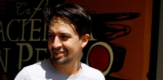 El dramaturgo de origen puertorriqueño Lin Manuel Miranda llega para participar en una rueda de prensa hoy, miércoles 24 de octubre de 2018, en la Hacienda San Pedro en Jayuya, municipio en el centro de Puerto Rico.