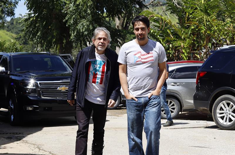 El dramaturgo de origen puertorriqueño Lin Manuel Miranda (d) llega acompañado de su padre, Luis (i), para participar en una rueda de prensa hoy, miércoles 24 de octubre de 2018, en la Hacienda San Pedro en Jayuya, municipio en el centro de Puerto Rico.