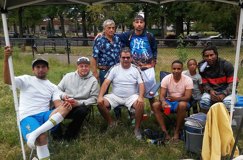 Posando para las p&aacute;ginas de Impacto Latino,&nbsp; Marvin "Ka Ka" Estrada, Presidente de la Liga de F&uacute;tbol Guatemala, acompa&ntilde;ado por integrantes del FC Comunicaciones, Erick "Tacuchito" Colop, Carlos "Chepo/Chipilin" Estrada y Saul "La Rana Esau", entre otros.&nbsp;(Foto: Buki Chapin) &nbsp;
