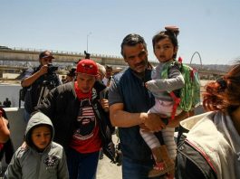 Récord de familias con menores cruzan la frontera sur de EEUU Fotografía de archivo de migrantes centroamericanos cruzando hacia Estados Unidos.