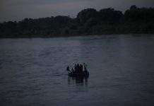 Republicanos endurecen su posición migratoria alentados por Trump Migrantes hondureños cruzan el río Suchiate hoy, lunes 22 de octubre de 2018, en la frontera que divide México de Tecún Umán (Guatemala). La mayoría de migrantes de la caravana hondureña ya se encuentra cruzando México.