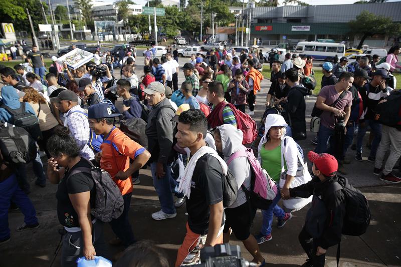 Migrantes salvadore&ntilde;os inician su recorrido ayer domingo 28 de octubre de 2018, desde la Plaza El Salvador del Mundo, en San Salvador (El Salvador). 