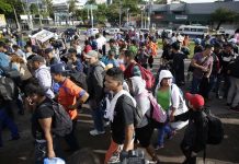 Migrantes salvadoreños inician su recorrido ayer domingo 28 de octubre de 2018, desde la Plaza El Salvador del Mundo, en San Salvador (El Salvador).